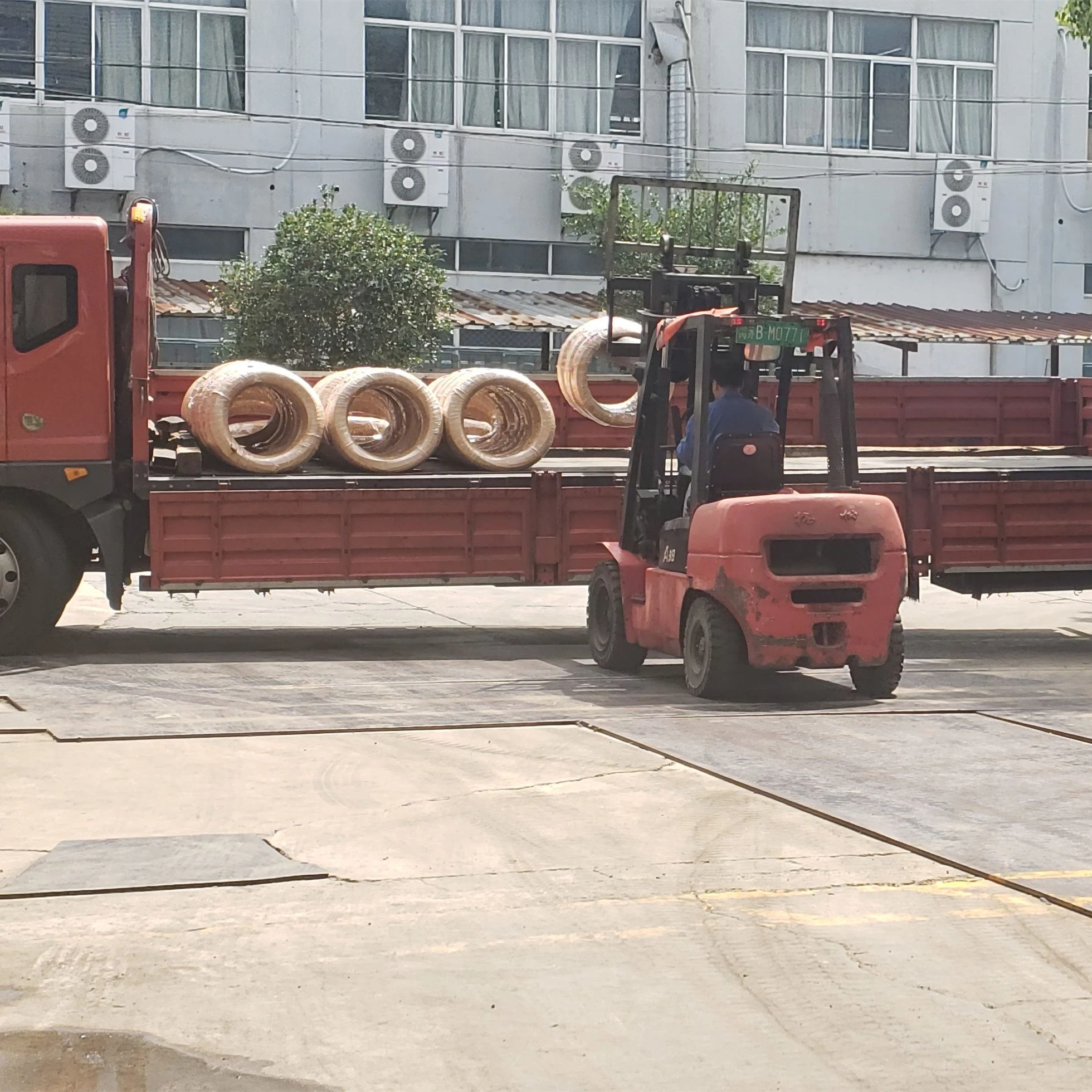 Pesanan Kawat Keluli Sedang Dimuatkan dan Dihantar