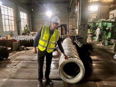 Pelanggan Maghribi Menjalankan-Pemeriksaan Tapak Di Aotian Steel, Menyaksikan...